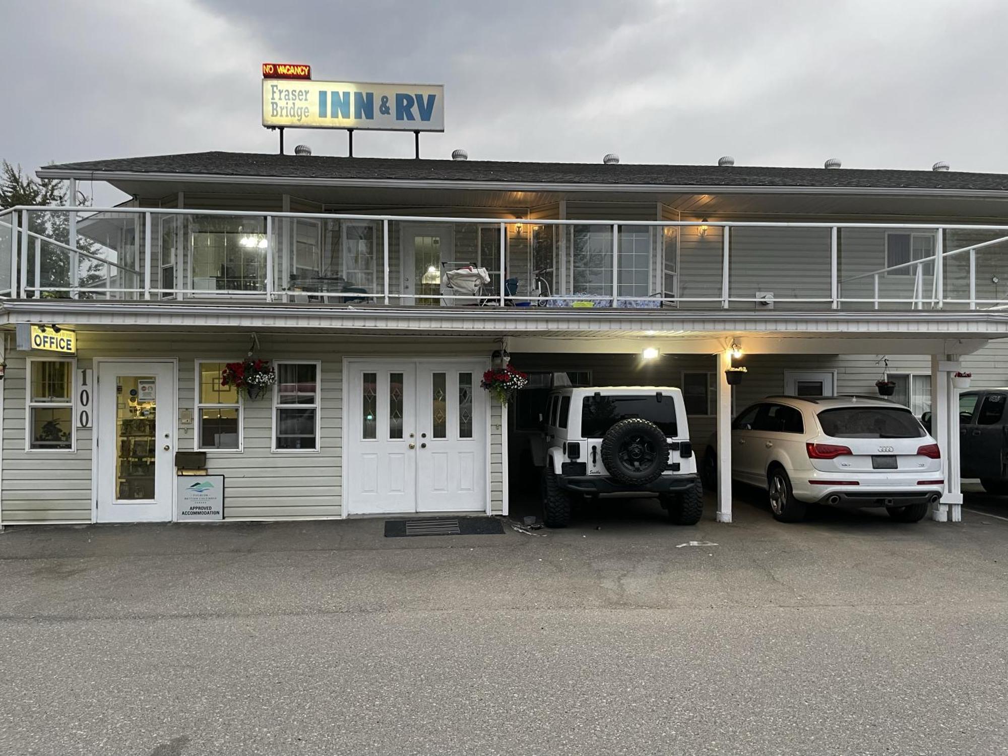 Fraser Bridge Inn Квінел Екстер'єр фото